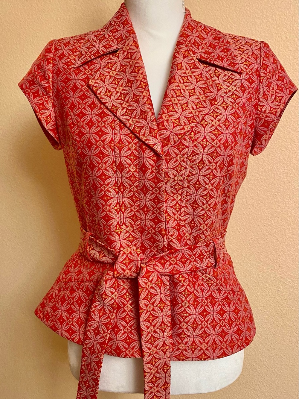 Y2K Vintage Arden B. Red Patterned Cap-Sleeve Peplum Top Brocade Summer Jacket